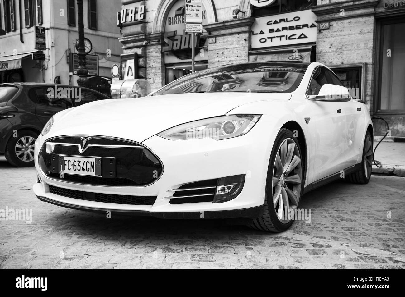 Rome, Italie - Février 13, 2016 : Blanc Tesla Model S voiture garée sur la route urbaine à Rome, vue de face, close-up noir et blanc Banque D'Images