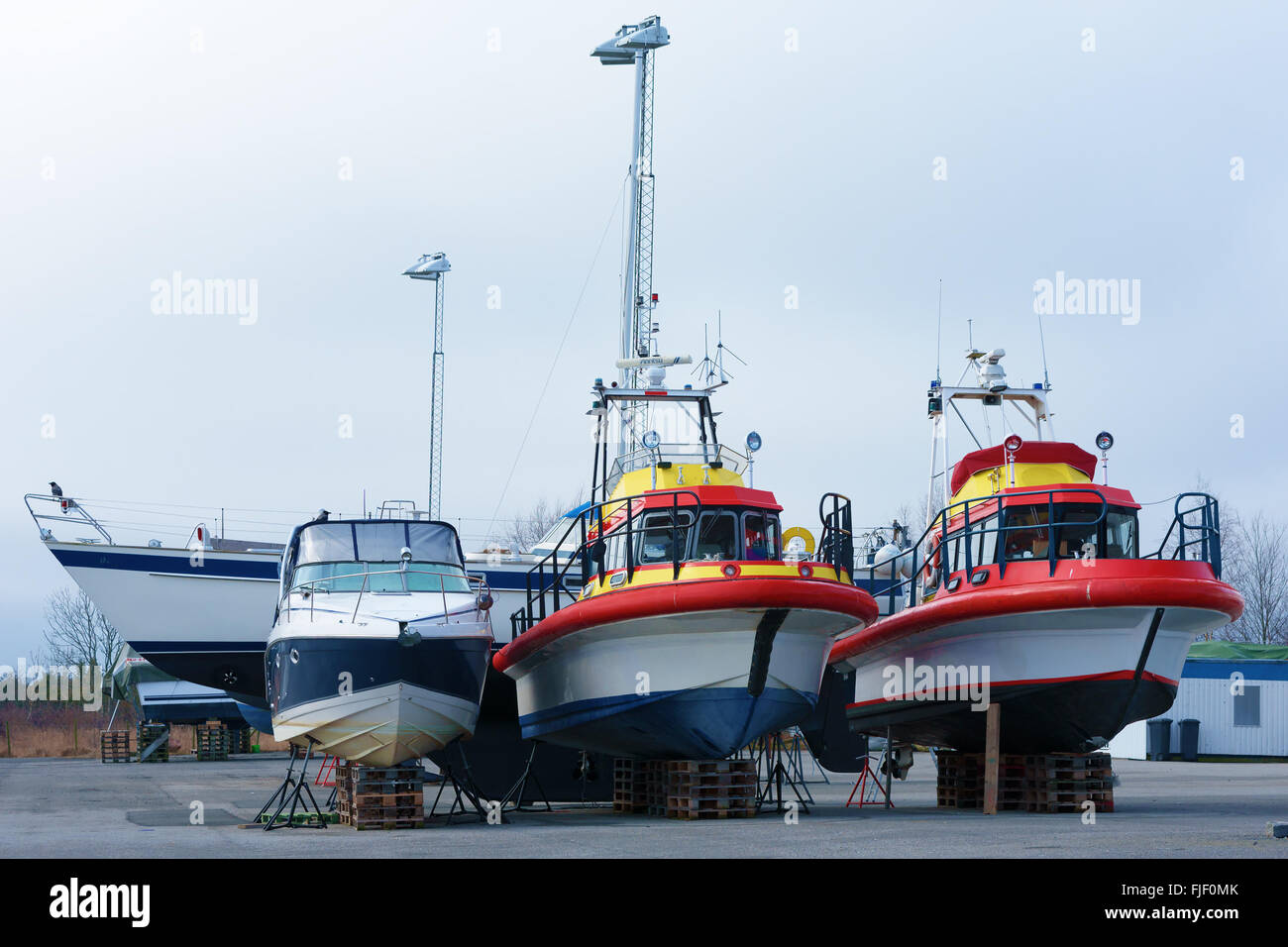 Nogersund, Suède - 27 Février 2016 : bateaux à terre appuyé par palettes. Au moins deux de ces garde-côtes sont probablement ou resc Banque D'Images
