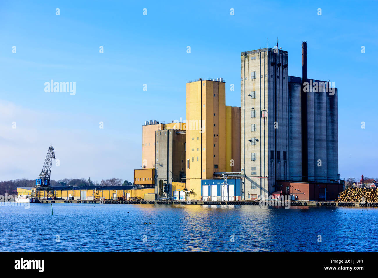 Solvesborg, Suède - 27 Février 2016 : Les grands silos dans la zone du port sont destinés à être démolis pour faire place à de nouvelles home Banque D'Images