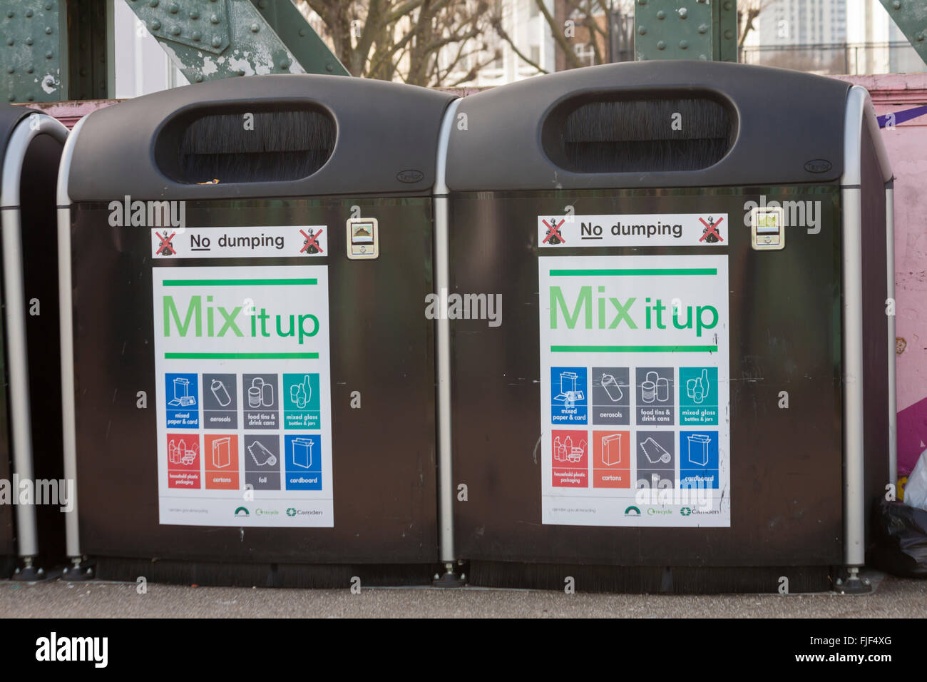 Mélangez les bacs de recyclage à Camden, Londres, Royaume-Uni, en février Banque D'Images