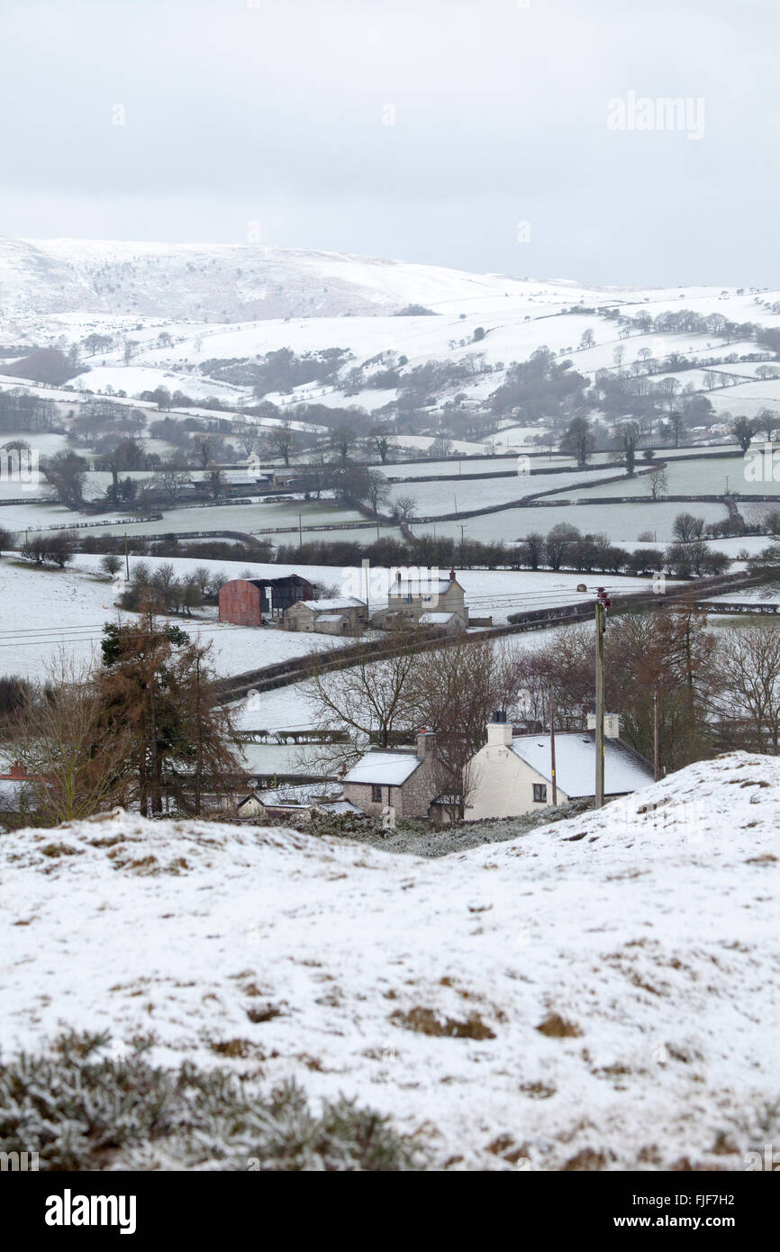 Storm Jake laisse une couverture de neige sur le village rural de Rhes-Cae et Halkyn Mountain towars la gamme Cwlydian ou Clwydian Hills dans la distance, Flintshire, Pays de Galles, Royaume-Uni Banque D'Images