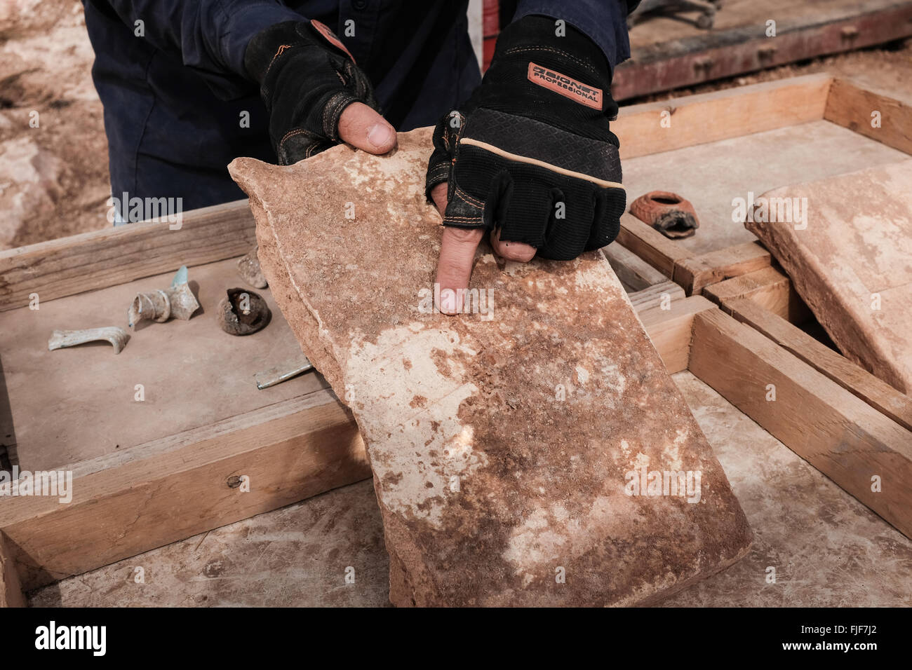 Jérusalem, Israël. 2 mars, 2016. Archéologue et directeur d'excavation ALEX WIEGMANN points à l'un des nombreux panneaux creusés dans un bain public Romain gravé avec les lettres L X FR indiquant 600x600 ont été produits par la Legio X Fretensis, la 10ème Légion de l'armée romaine impériale. Un domaine rural composé d'un grand pressoir, d'un bain public Romain et un 2ème Temple juif de l'époque, un mikvé, bain rituel a été découvert dans l'Schneller composé dans les fouilles de l'Autorité des antiquités d'Israël. Credit : Alon Nir/Alamy Live News Banque D'Images