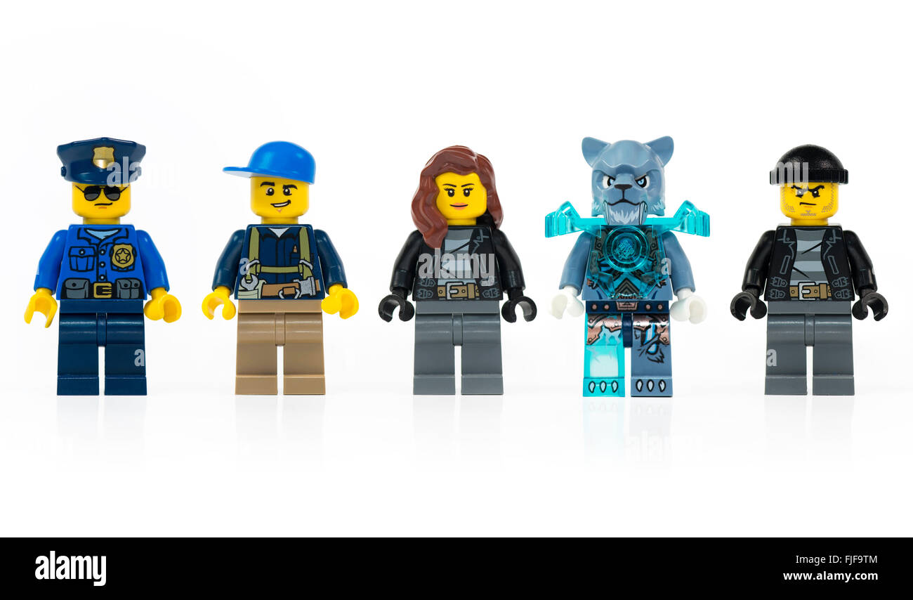 Münster, Allemagne - 8 mars 2015 : un groupe de cinq différents personnages Lego mini isolé sur blanc. Banque D'Images