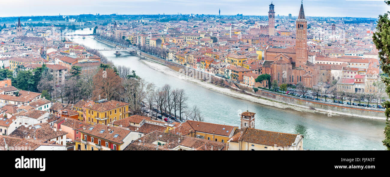Panorama de la rivière Adige lorsqu'il passe dans les maisons et les bâtiments historiques de Vérone en Italie, connu sous le nom de ville romantique de l'amour parce que Roméo et Juliette de Shakespeare a été définie ici Banque D'Images