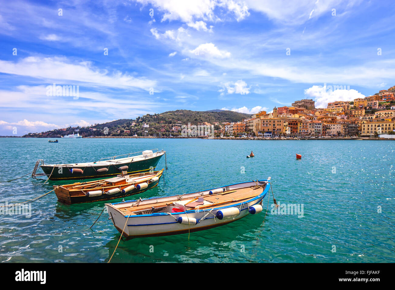 Les petits bateaux en bois ancien en front de mer de Porto Santo Stefano, italien de destinations de voyage. Monte Argentario, Toscane, Italie. Banque D'Images