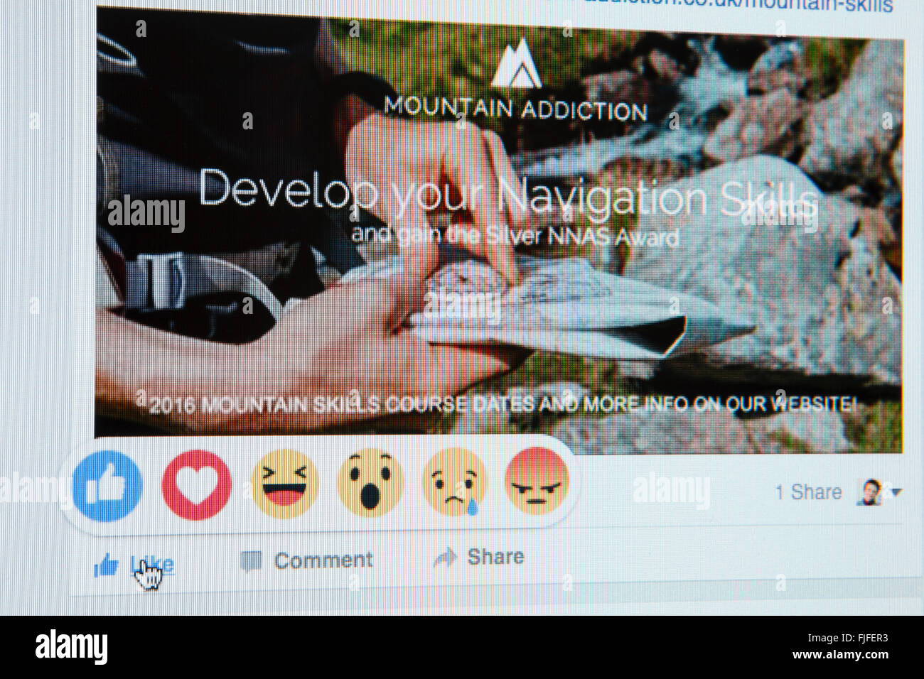 Close-up d'écran de Facebook site montrant la main sur comme avec de nouveaux emoji réactions sur une page d'entreprise. Empreinte numérique active. Angleterre Royaume-uni Grande-Bretagne Banque D'Images