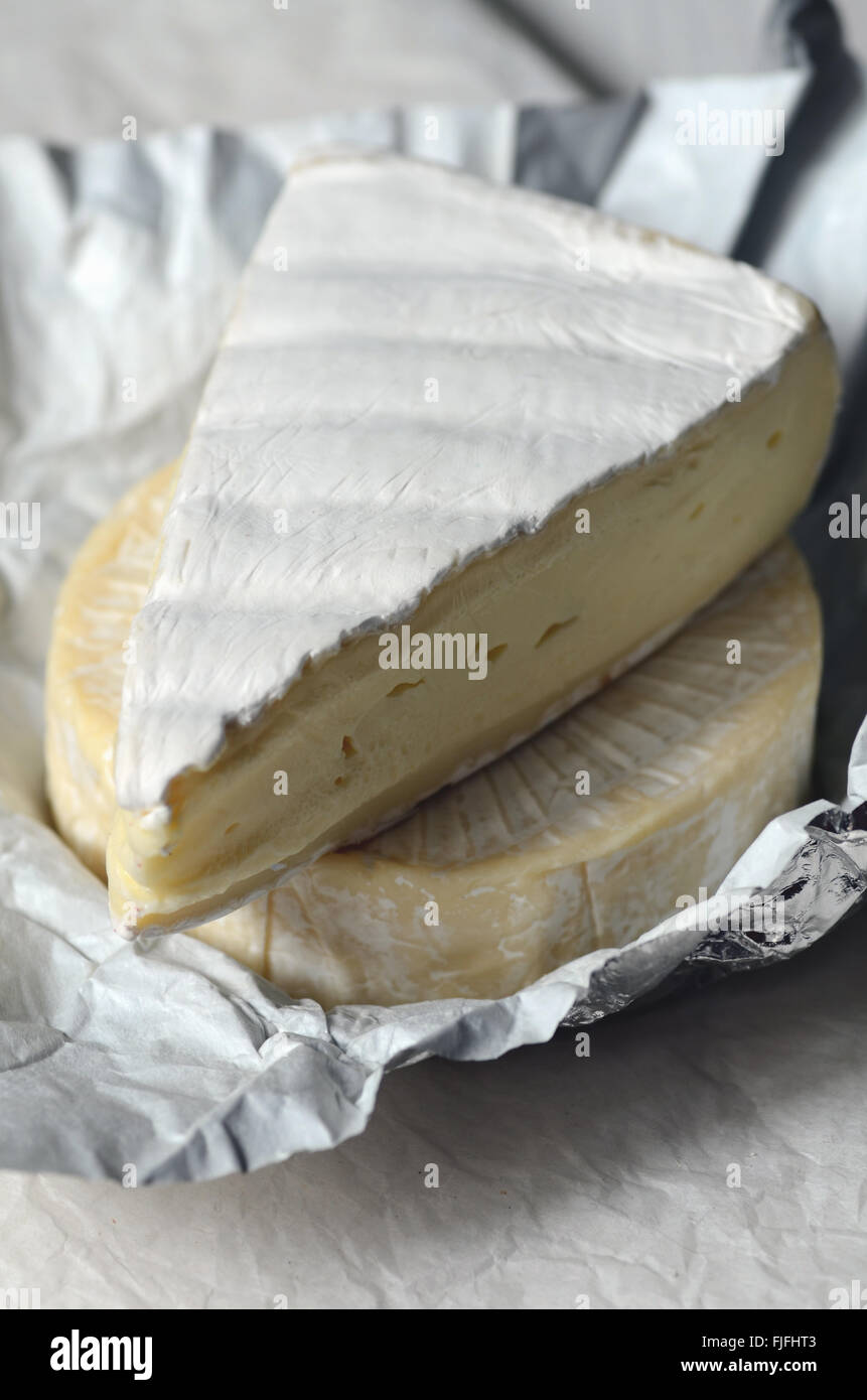 Une tranche de fromage Brie, Close up shot Banque D'Images