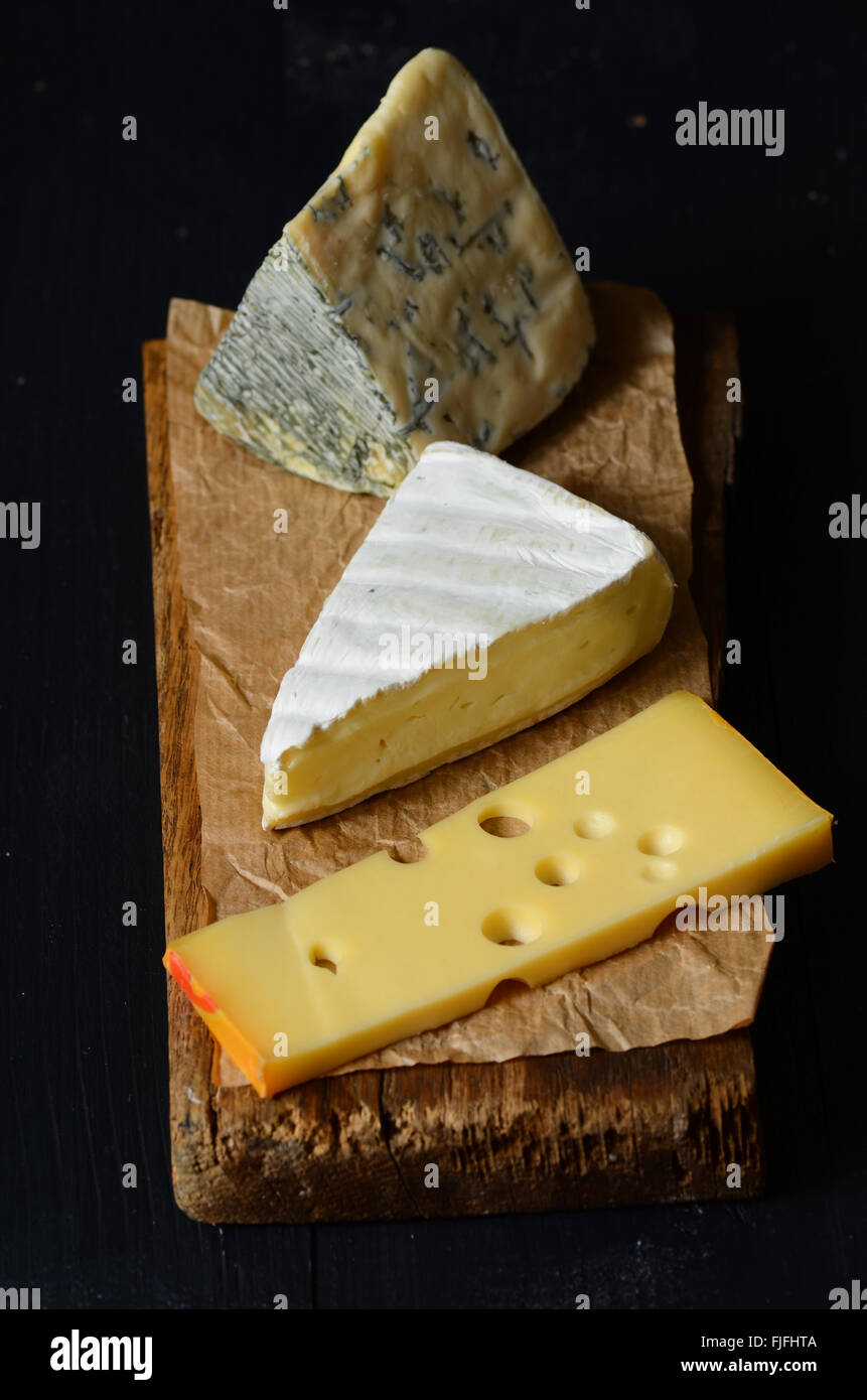 Différentes sortes de fromages : brie, emmental, fromage bleu Banque D'Images