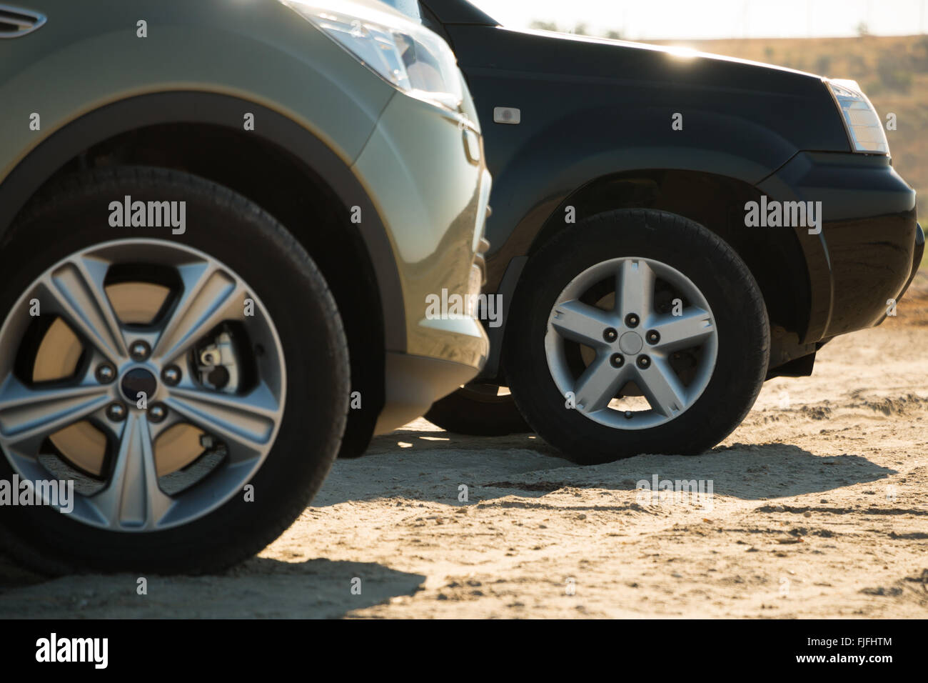 Journée ensoleillée. Le sable et l'herbe dans l'arrière-plan. Les vus sont deux. Les roues avant sont close up Banque D'Images