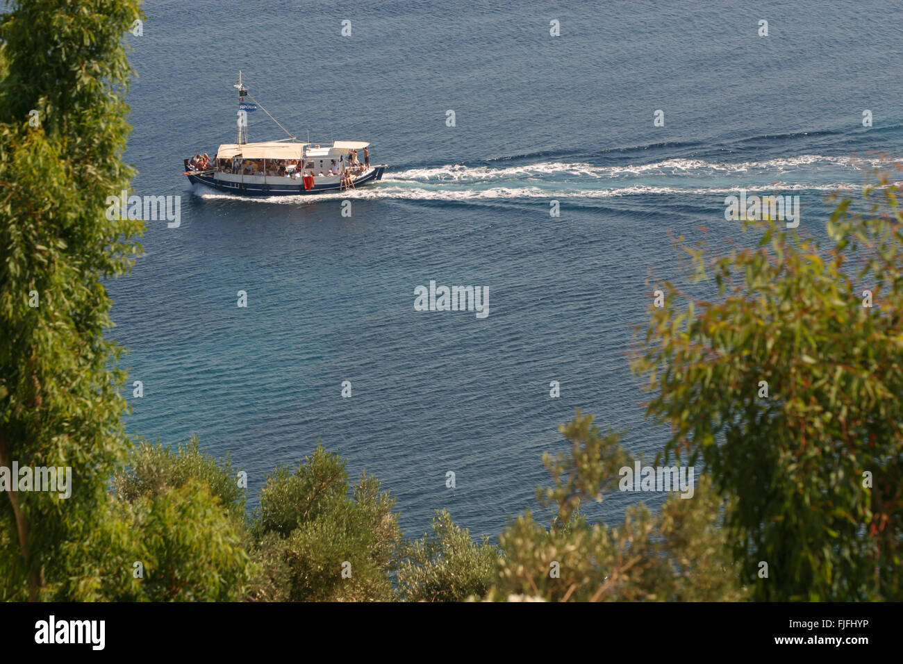 Ferries traverser la Plage de Koukounaries, Skiathos Banque D'Images