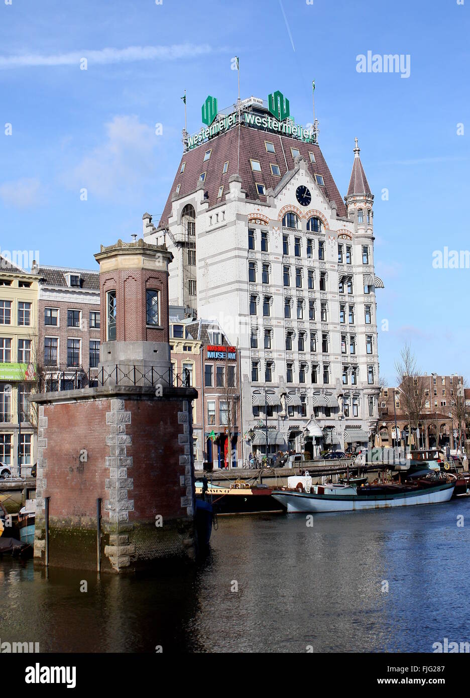 Het Witte Huis (Maison Blanche) construit en 1898 dans un style Art Nouveau au canal Wijnhaven, Rotterdam, Pays-Bas. Patrimoine National Banque D'Images