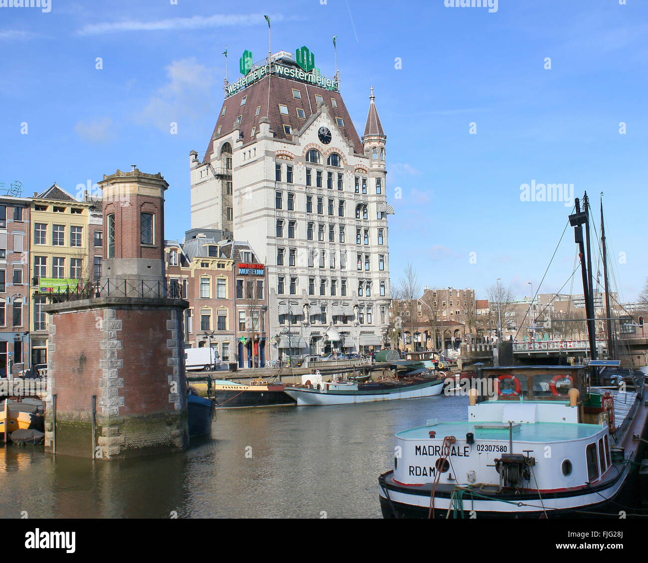 Het Witte Huis (Maison Blanche) construit en 1898 dans un style Art Nouveau au canal Wijnhaven, Rotterdam, Pays-Bas. Patrimoine National Banque D'Images