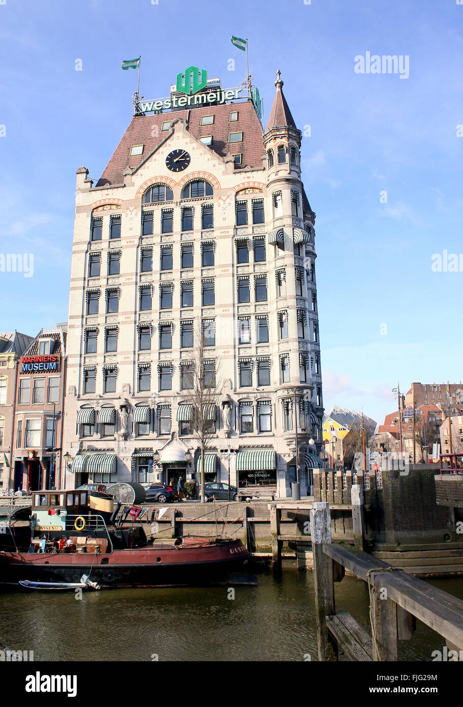 Het Witte Huis (Maison Blanche) construit en 1898 dans un style Art Nouveau au canal Wijnhaven, Rotterdam, Pays-Bas. Patrimoine National Banque D'Images