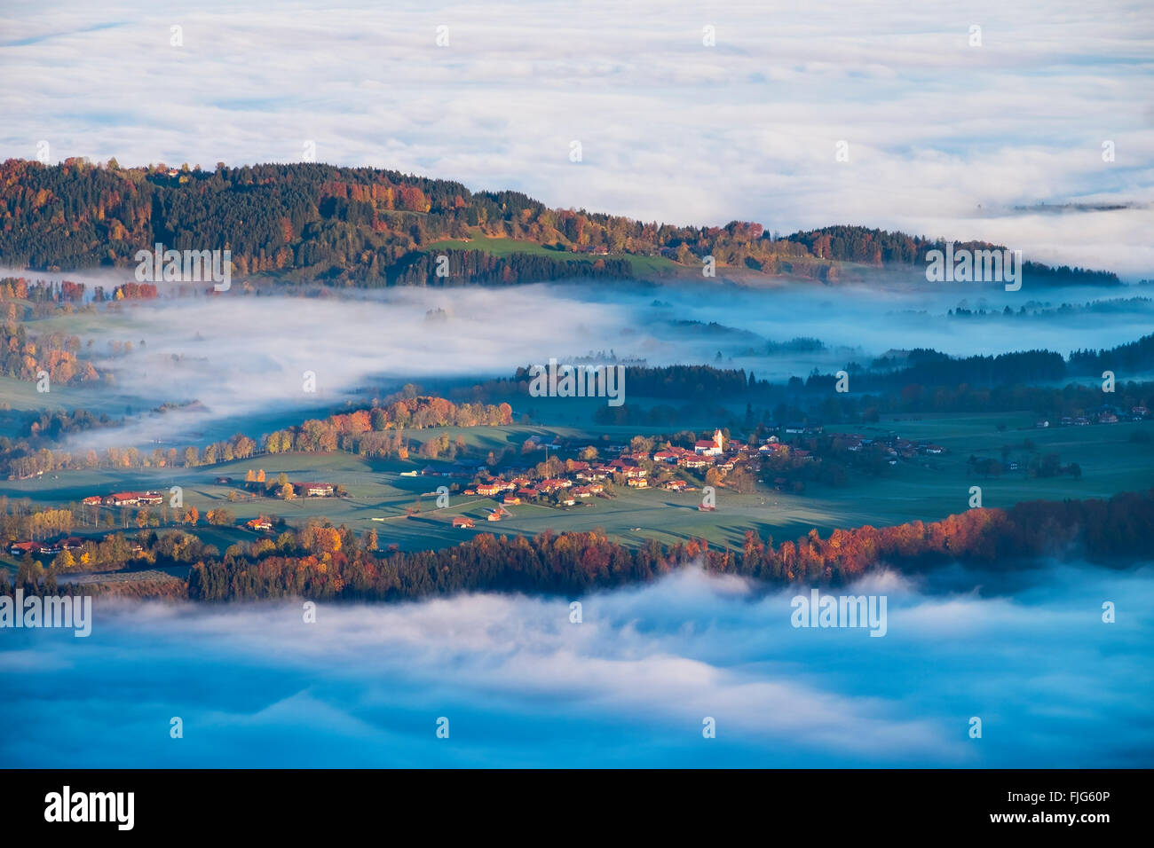 Wackersberg avec morning mist, vue de Geierstein près de Bad Tölz, Isarwinkel, Haute-Bavière, Bavière, Allemagne Banque D'Images