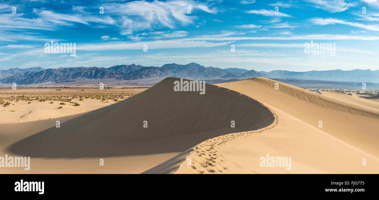 Mesquite Flat dunes de sable, les dunes de sable, les contreforts de l'Amargosa Range derrière, la vallée de la mort Banque D'Images
