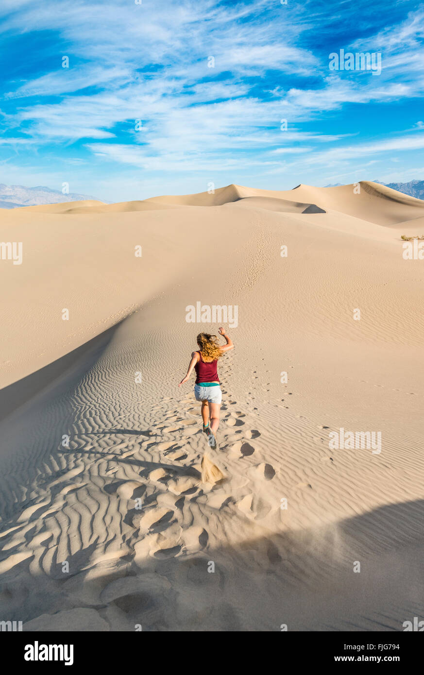 Tourist sur une dune de sable, dunes de sable, Mesquite Flat dunes de sable, la vallée de la mort, Death Valley National Park, Californie Banque D'Images