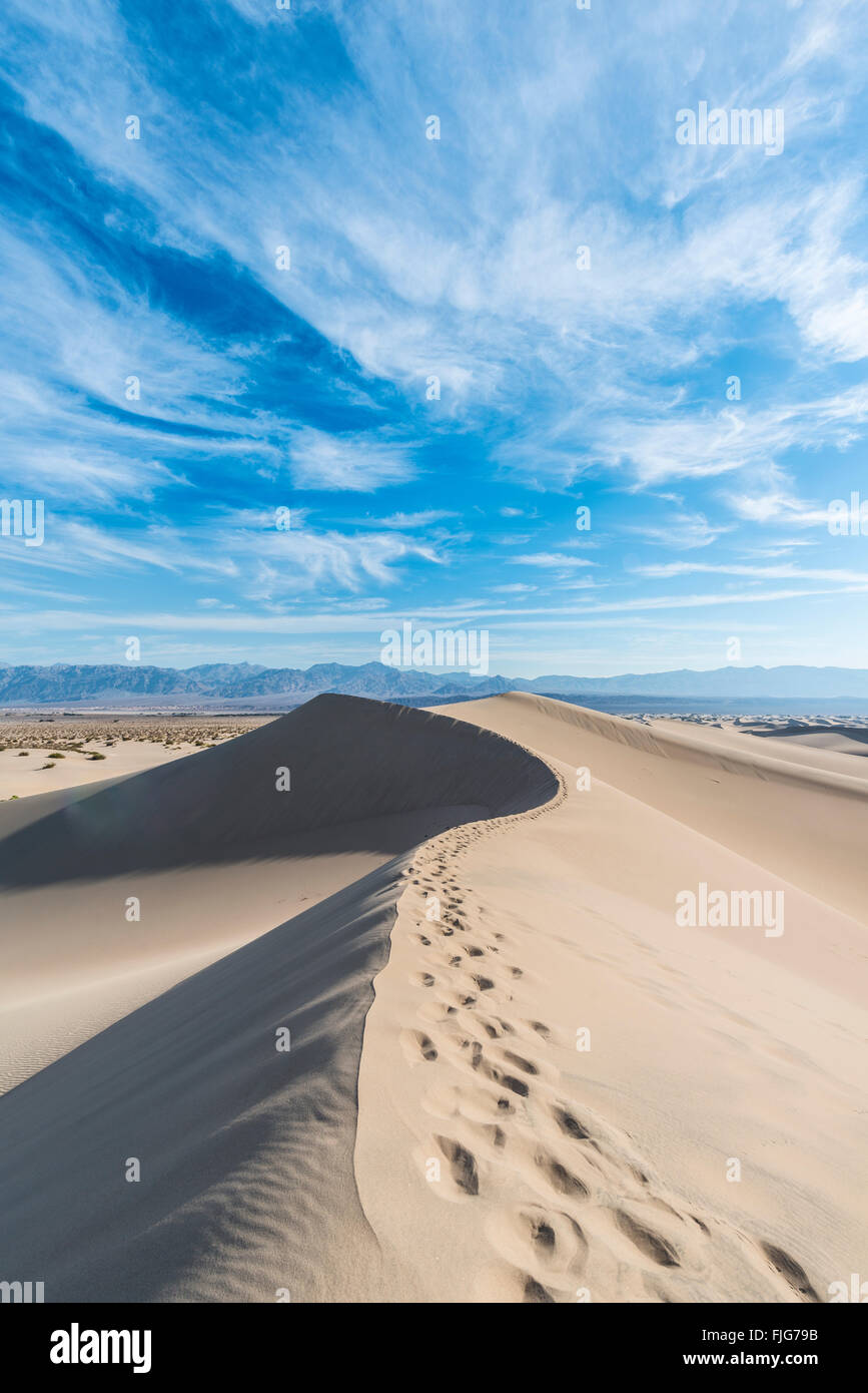Mesquite Flat dunes de sable, les dunes de sable, les contreforts de l'Amargosa Range derrière, la vallée de la mort Banque D'Images