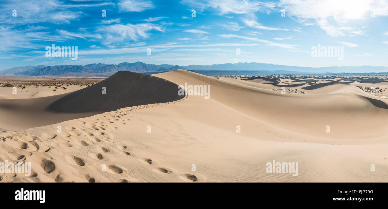 Mesquite Flat dunes de sable, les dunes de sable, les contreforts de l'Amargosa Range derrière, la vallée de la mort Banque D'Images