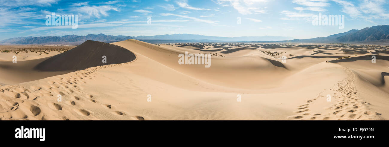 Mesquite Flat dunes de sable, les dunes de sable, les contreforts de l'Amargosa Range derrière, la vallée de la mort Banque D'Images