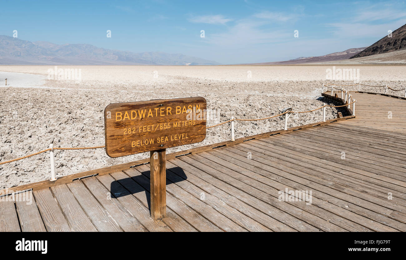Lettrage signe du bassin de Badwater, le point le plus bas en Amérique du Nord, la vallée de la mort, désert de Mojave, Californie, USA Banque D'Images