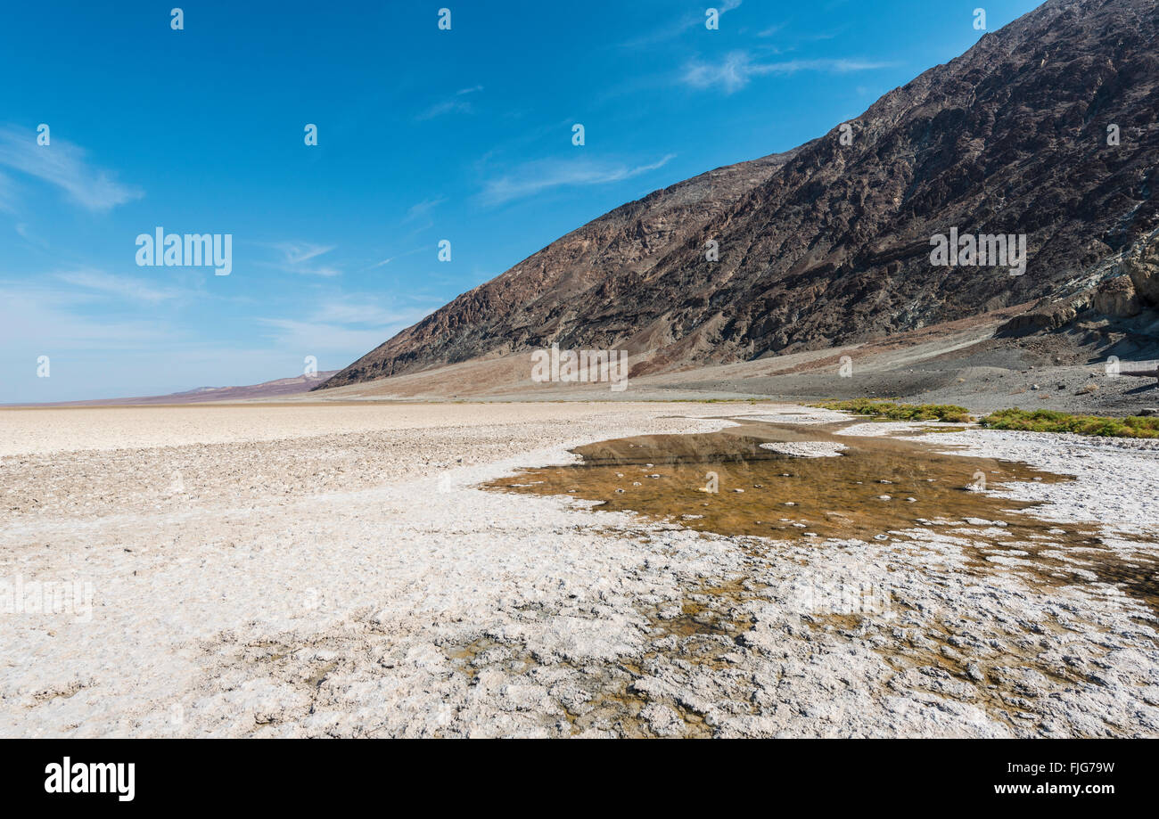 Croûte de sel sur le pan de sel du bassin de Badwater, le point le plus bas en Amérique du Nord, la vallée de la mort, désert de Mojave, Californie, USA Banque D'Images