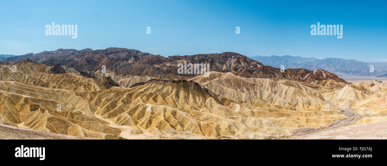 Vue panoramique, Badlands, Zabriskie Point, Panamint Range derrière, Death Valley National Park, California, USA Banque D'Images