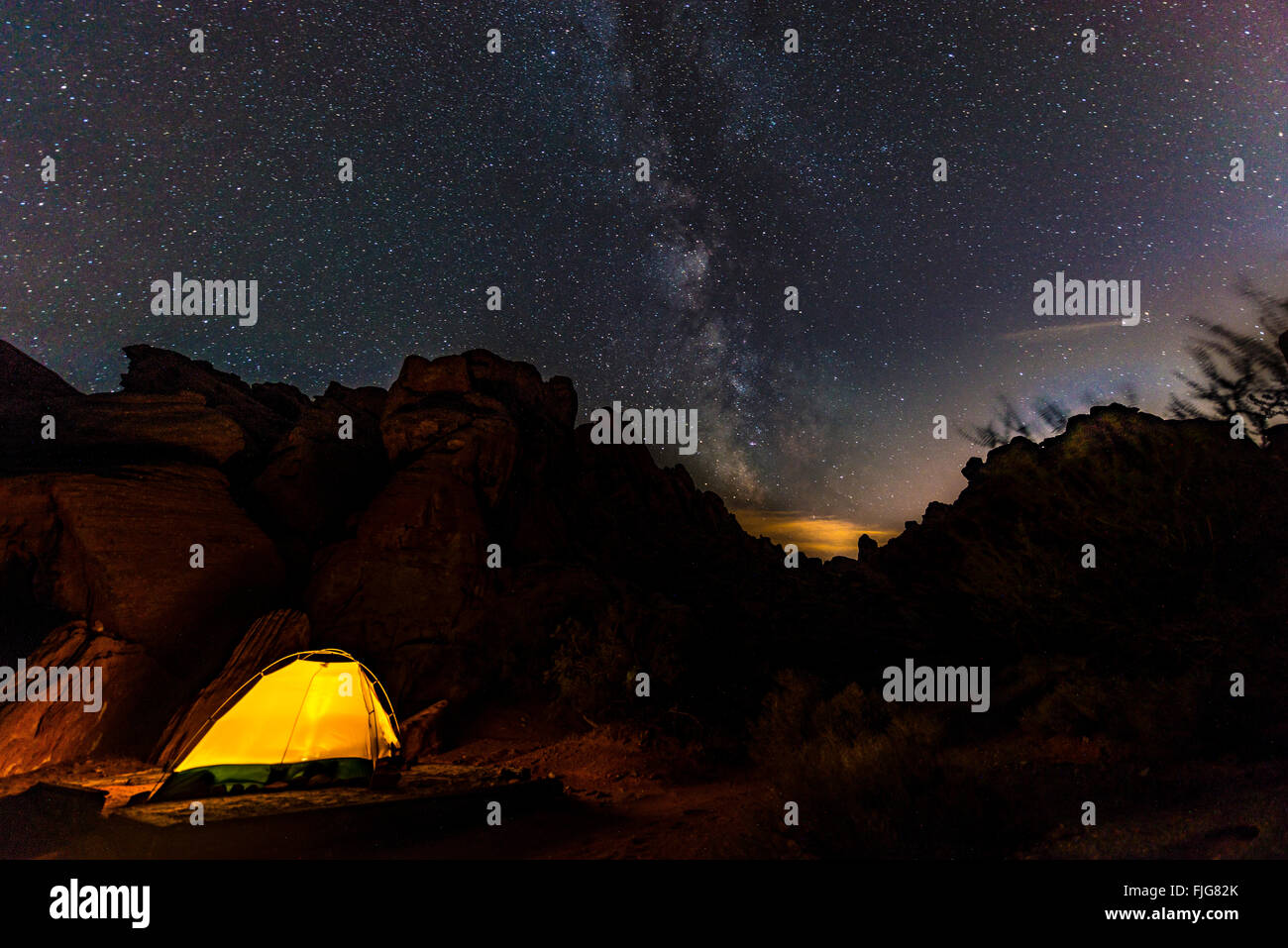 Tente sur un camping avec un ciel étoilé au-dessus et Milky Way, scène de nuit, Camping Wildrose, Death Valley National Park, Californie Banque D'Images