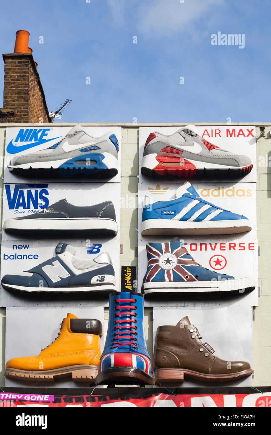 Grandes Chaussures et bottes sur façade boutique à Camden High Street, London Banque D'Images