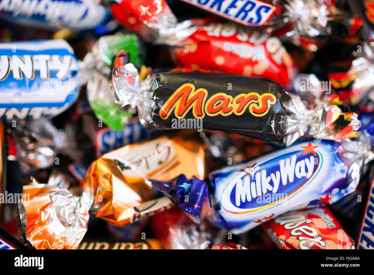 Paphos, Chypre - 19 décembre 2013 tas de Mars, Snickers, Milky Way, Galaxy, d'abondance et de Maltesers réflexion bonbons. Banque D'Images