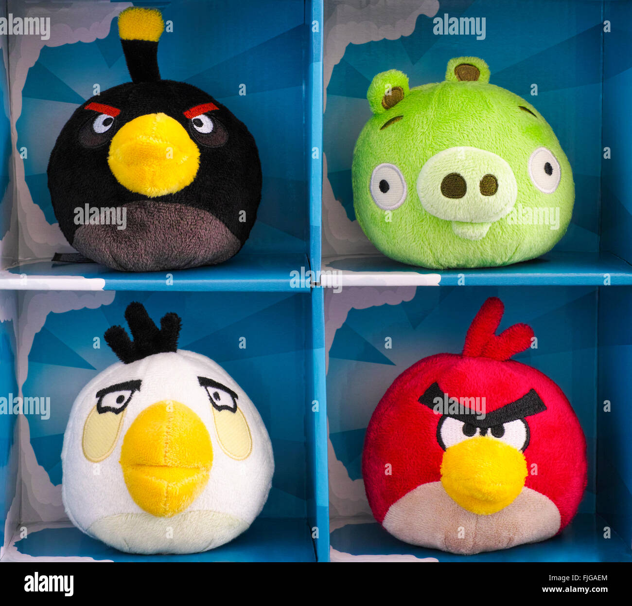 Tambov, Fédération de Russie - 28 février 2016 Angry Birds peluches de collection pack 4 dans des boîtes de carton. Banque D'Images