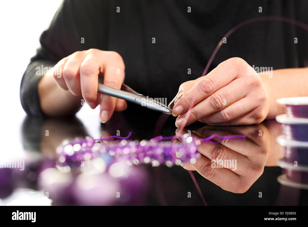 Améthyste, un beau collier violet. Enfiler des perles, atelier de joaillerie. La création de bijoux. Banque D'Images