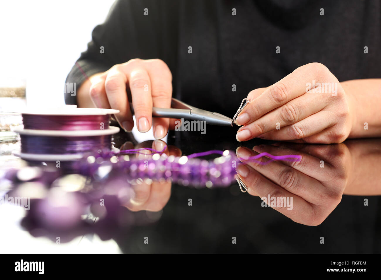 Améthyste, un beau collier violet. Enfiler des perles, atelier de joaillerie. La création de bijoux. Banque D'Images