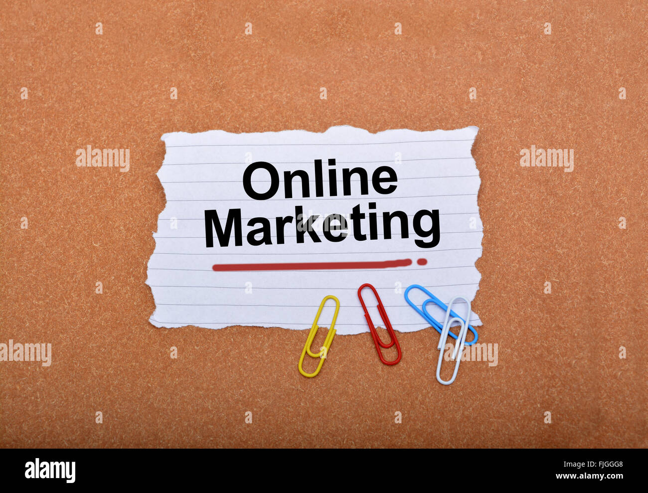 Marketing en ligne écrit sur papier remarque avec arrière-plan. Banque D'Images