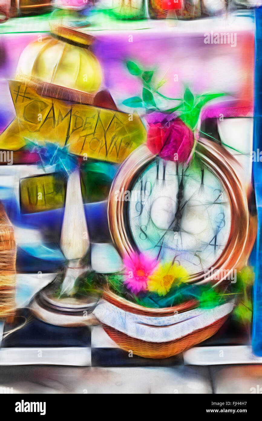 Horloge et lampe avec Camden Town signe sur la stalle à Camden, Londres avec filtre Fractalius appliqué - fractales fractales Banque D'Images