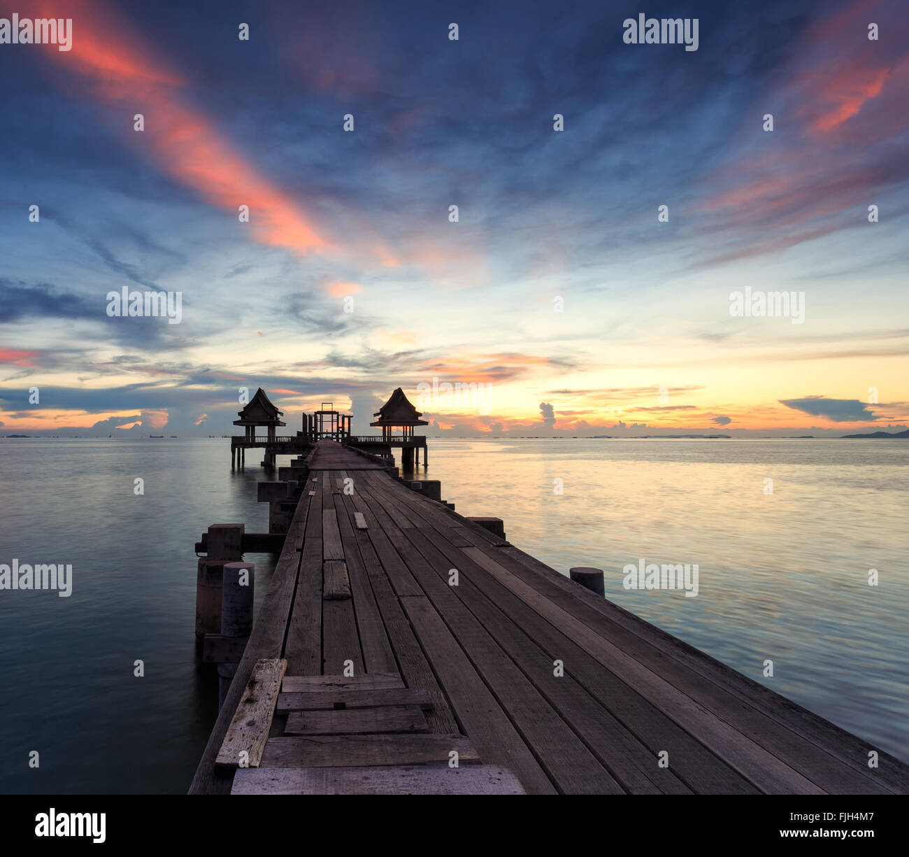 Le pont sur la mer avec un beau lever de soleil, Rayong, Thaïlande Banque D'Images