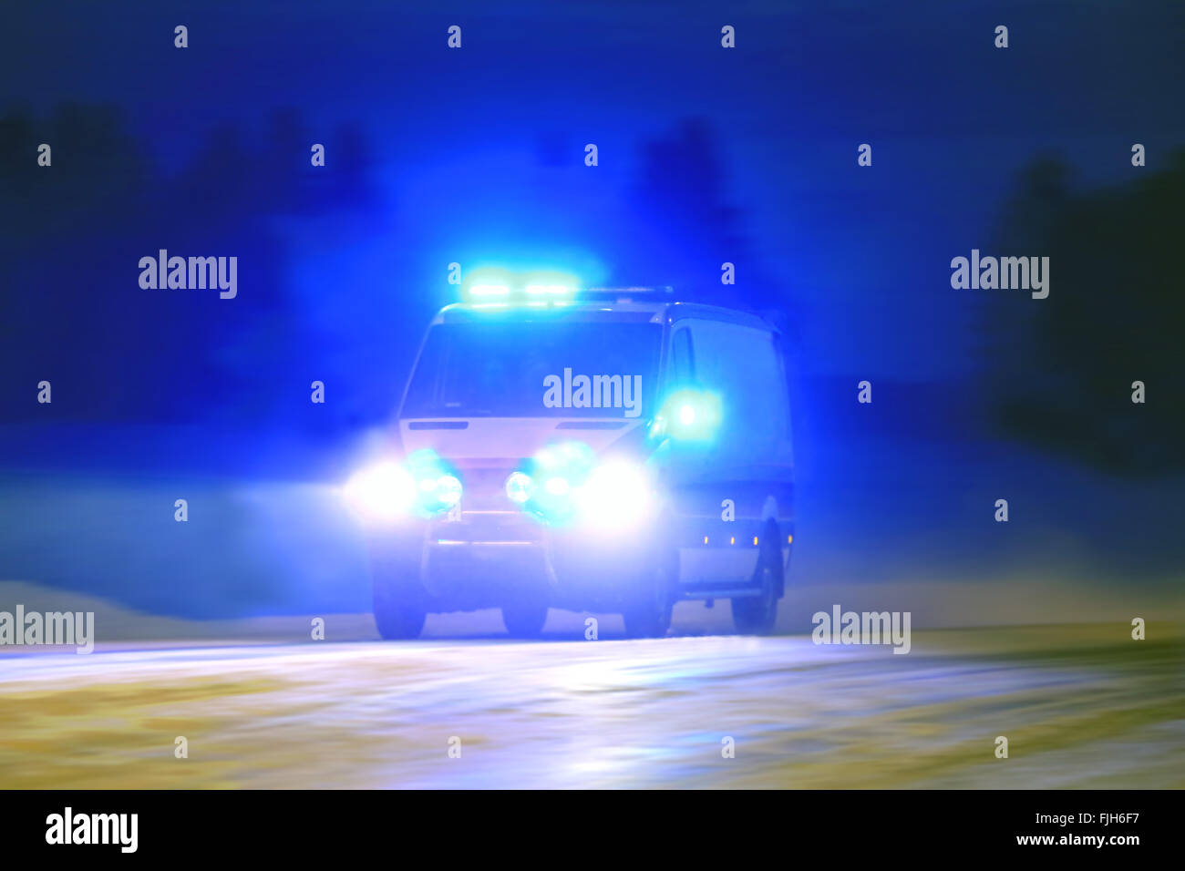 Appel d'urgence en ambulance avec des lumières clignotant dans la nuit bleue Banque D'Images
