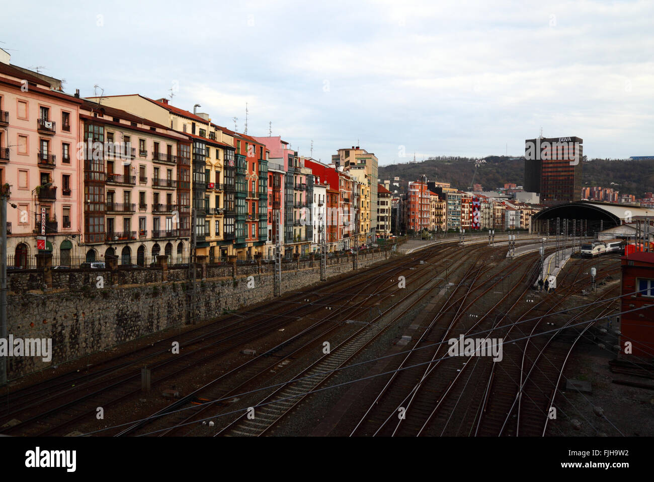 Renfe train électrique près de la gare Abando Indalecio Prieto, Bilbao, Pays Basque, Espagne Banque D'Images
