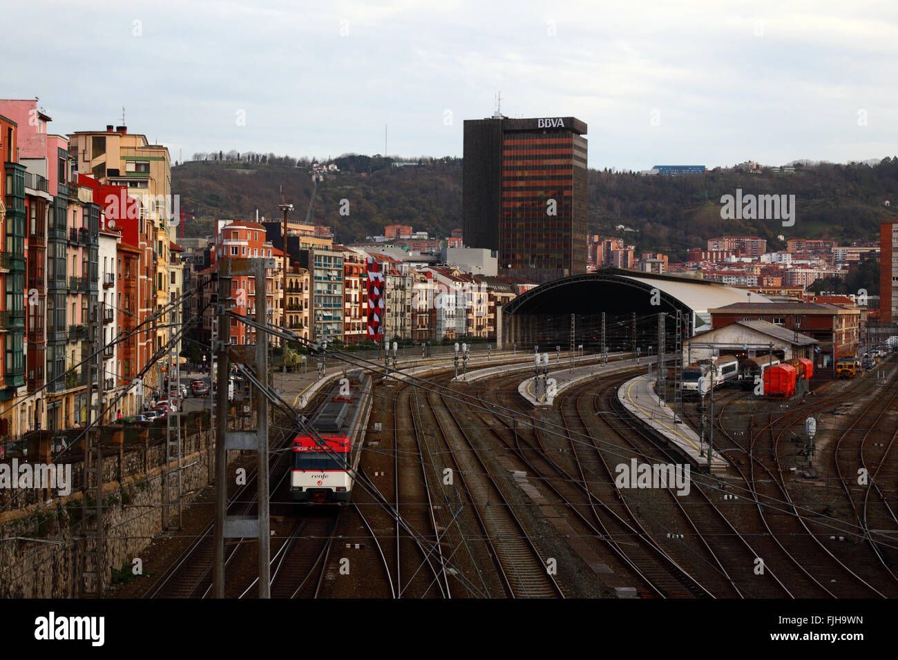 Renfe Estacion approche train électrique de la gare Abando Indalecio Prieto, Bilbao, Pays Basque, Espagne Banque D'Images