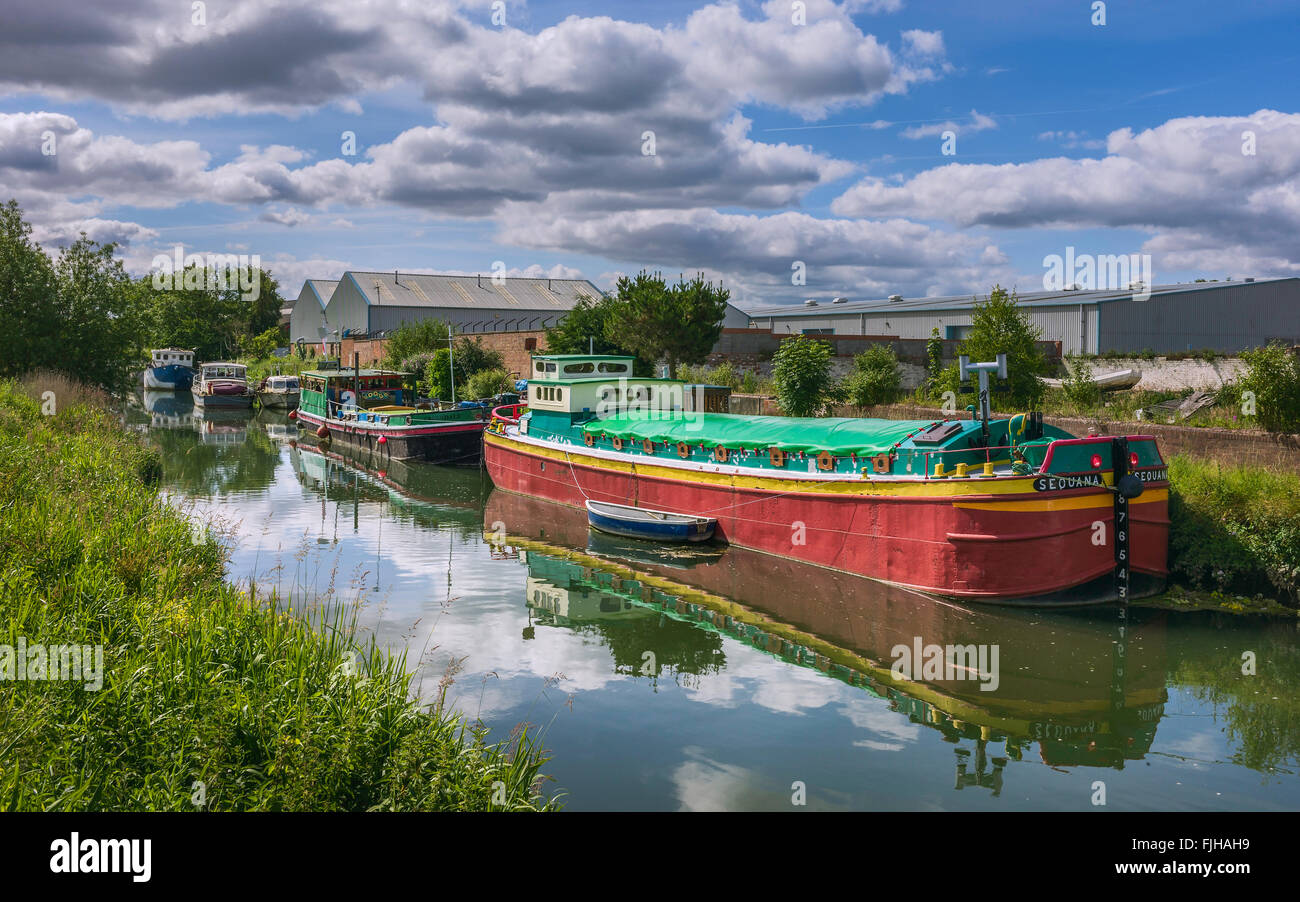 Gabarres ancrée à banque du fleuve Hull par un beau jour d'été avec vue sur le paysage environnant près de Beverley, Yorkshire, Banque D'Images