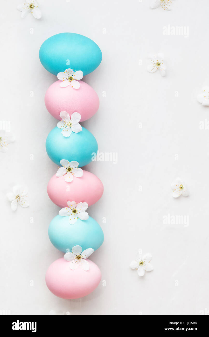 Les oeufs de Pâques teints naturellement. Six oeufs de couleur pastel sur fond clair avec des fleurs Banque D'Images