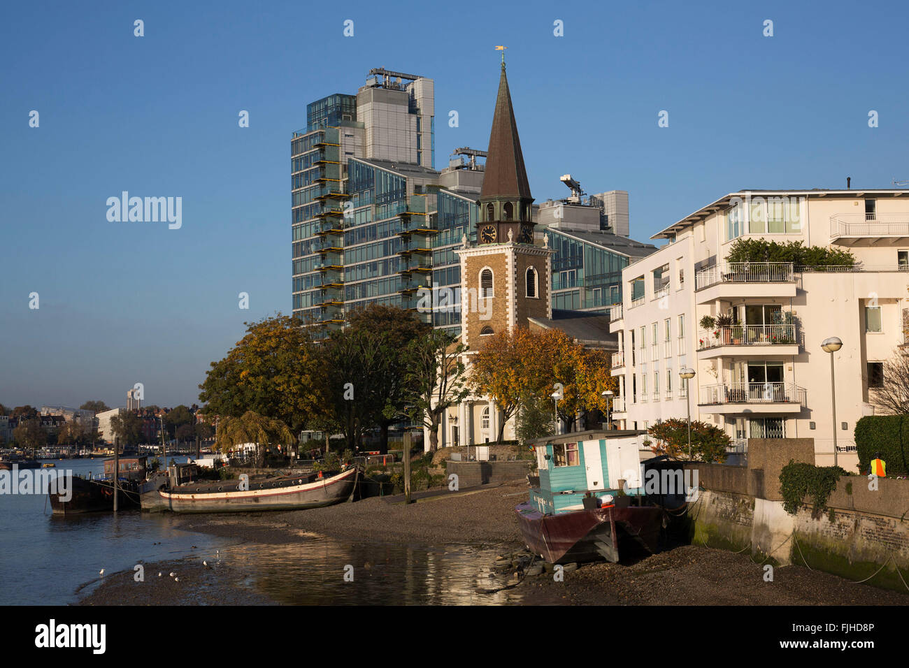 L'église St Mary à Battersea entouré de bâtiments d'appartements moderne. C'est le nouveau visage de Londres, comme appartements de nouvelle construction se remplissent tous les espaces le long du fleuve de la Tamise. En particulier dans cette zone près de Chelsea et Wandsworth. Londres, Royaume-Uni. Banque D'Images