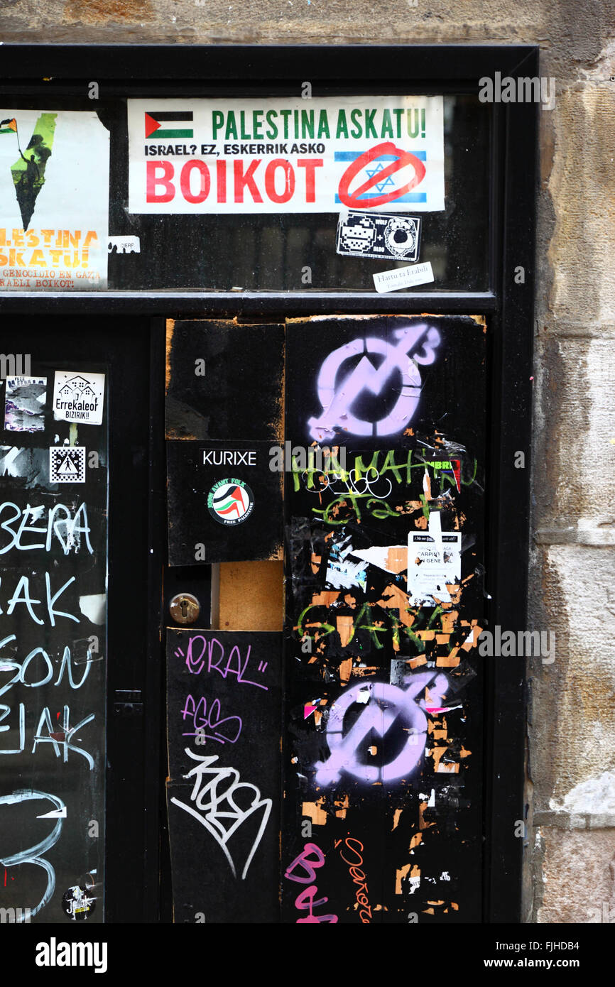 Free Palestine / Israël anti autocollants en langue basque sur une porte en cas Viejo, Bilbao, Pays Basque, Espagne Banque D'Images