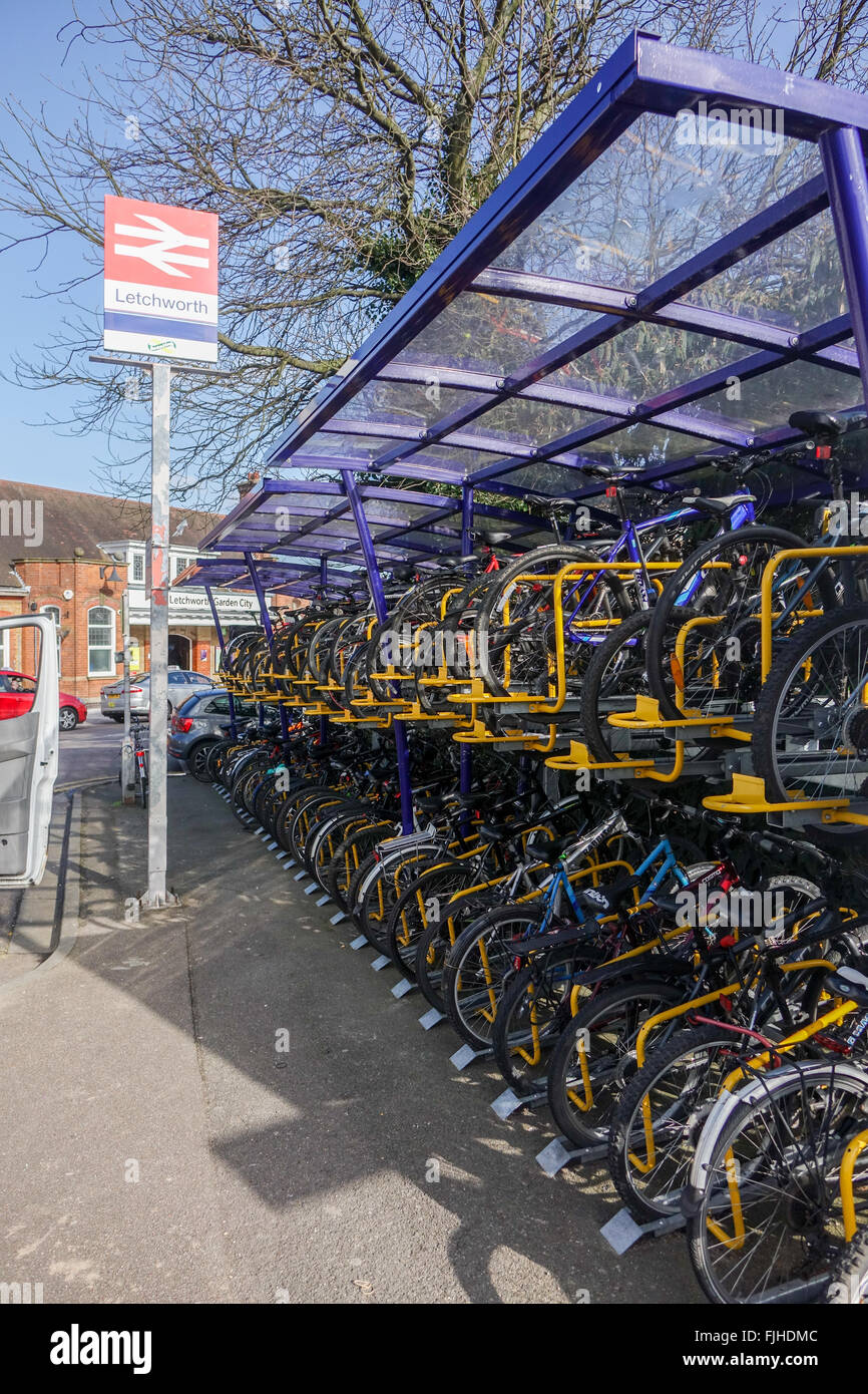 Gare et des supports à vélos, Letchworth Garden City, Hertfordshire, Royaume-Uni Banque D'Images