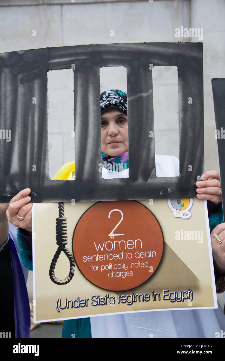 Les femmes égyptiennes qui protestaient contre l'effet de la régime Sisi sur les droits des femmes et vit en Egypte. Londres, Royaume-Uni. Banque D'Images