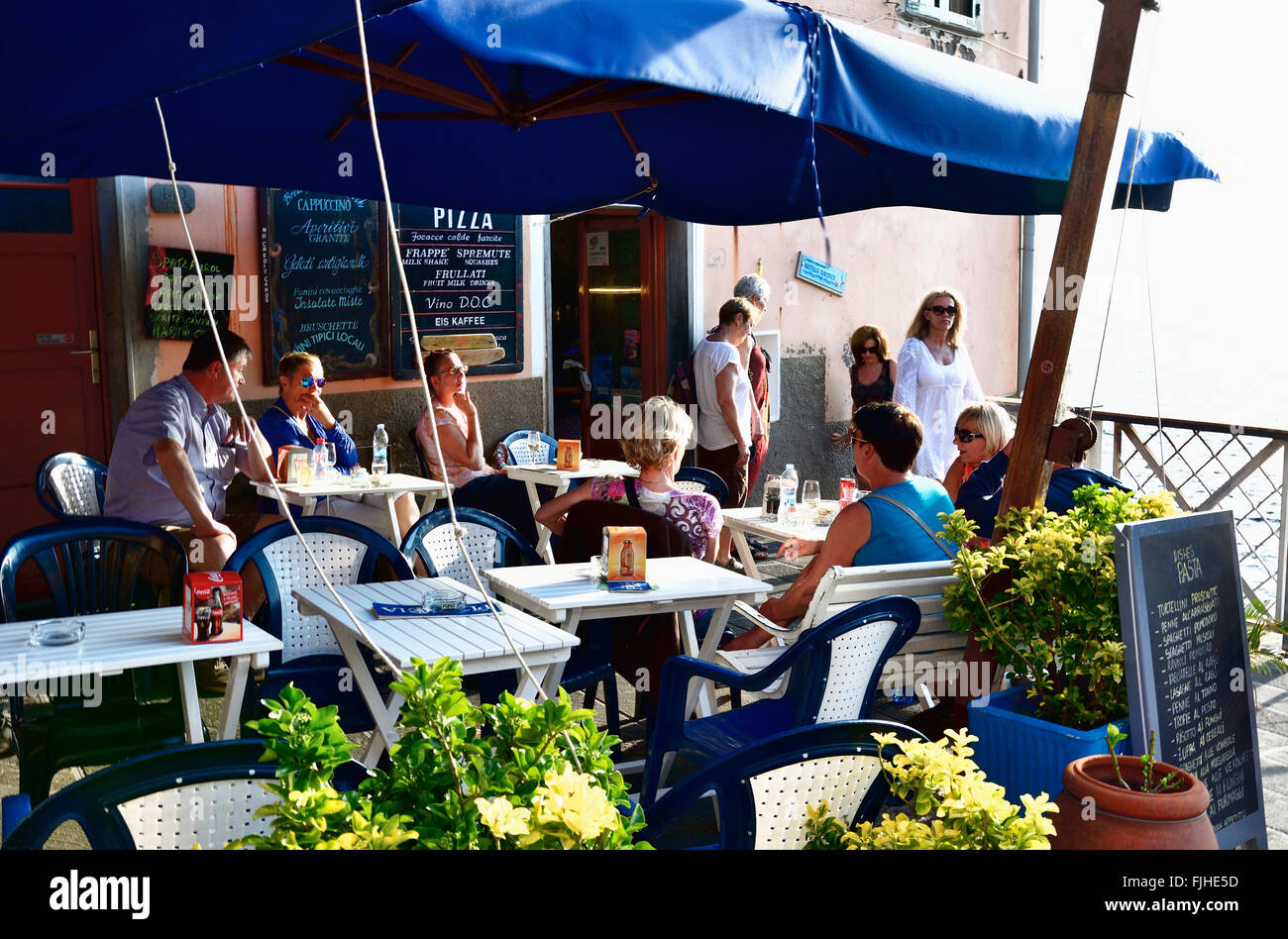 Bar restaurant dans le petit port de pêche de Manarola. Cinque Terre, La Spezia, ligurie, italie Banque D'Images