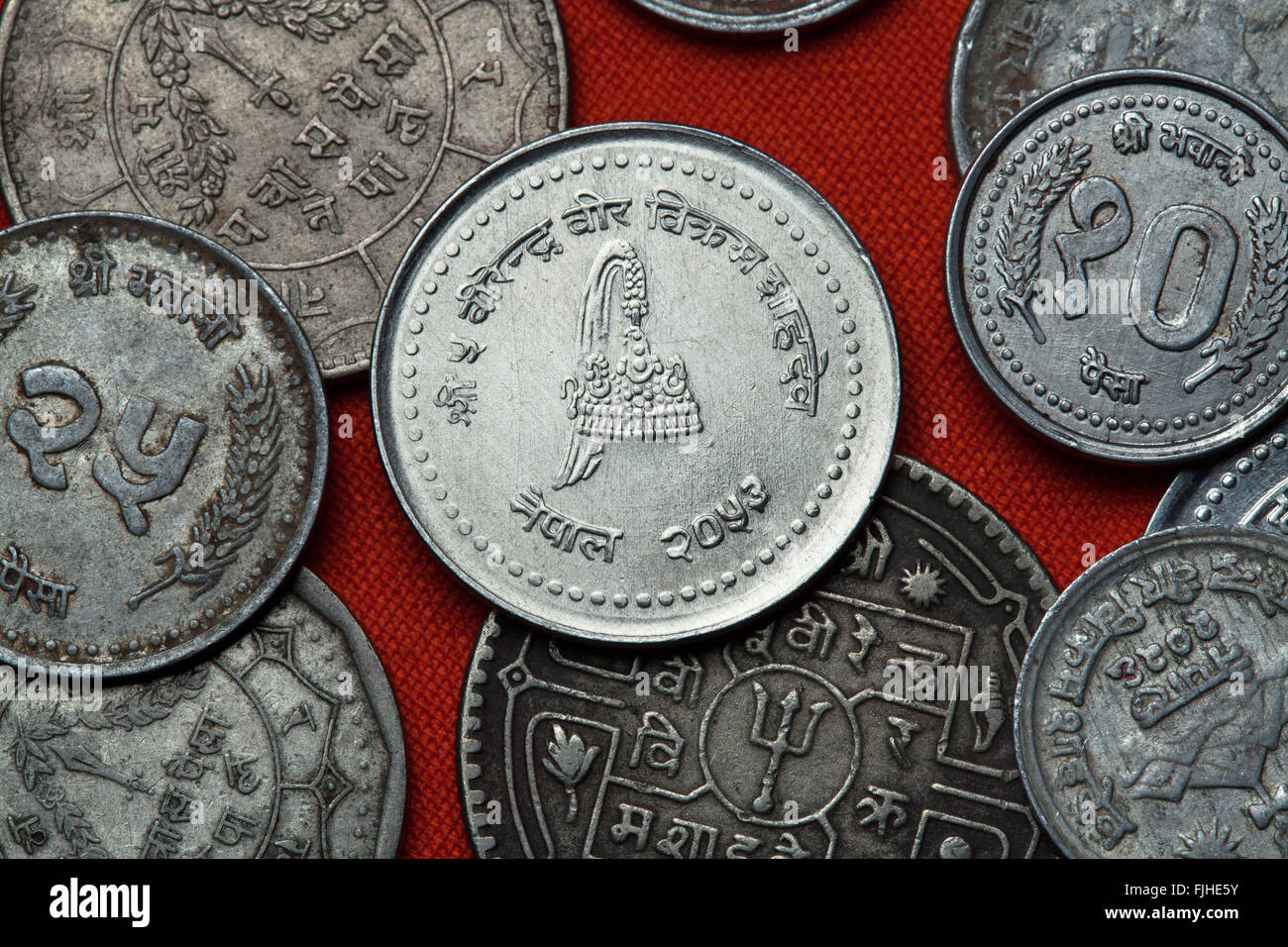 Coins du Népal. Couronne royale népalaise représenté dans la pièce 50 paisa. Banque D'Images