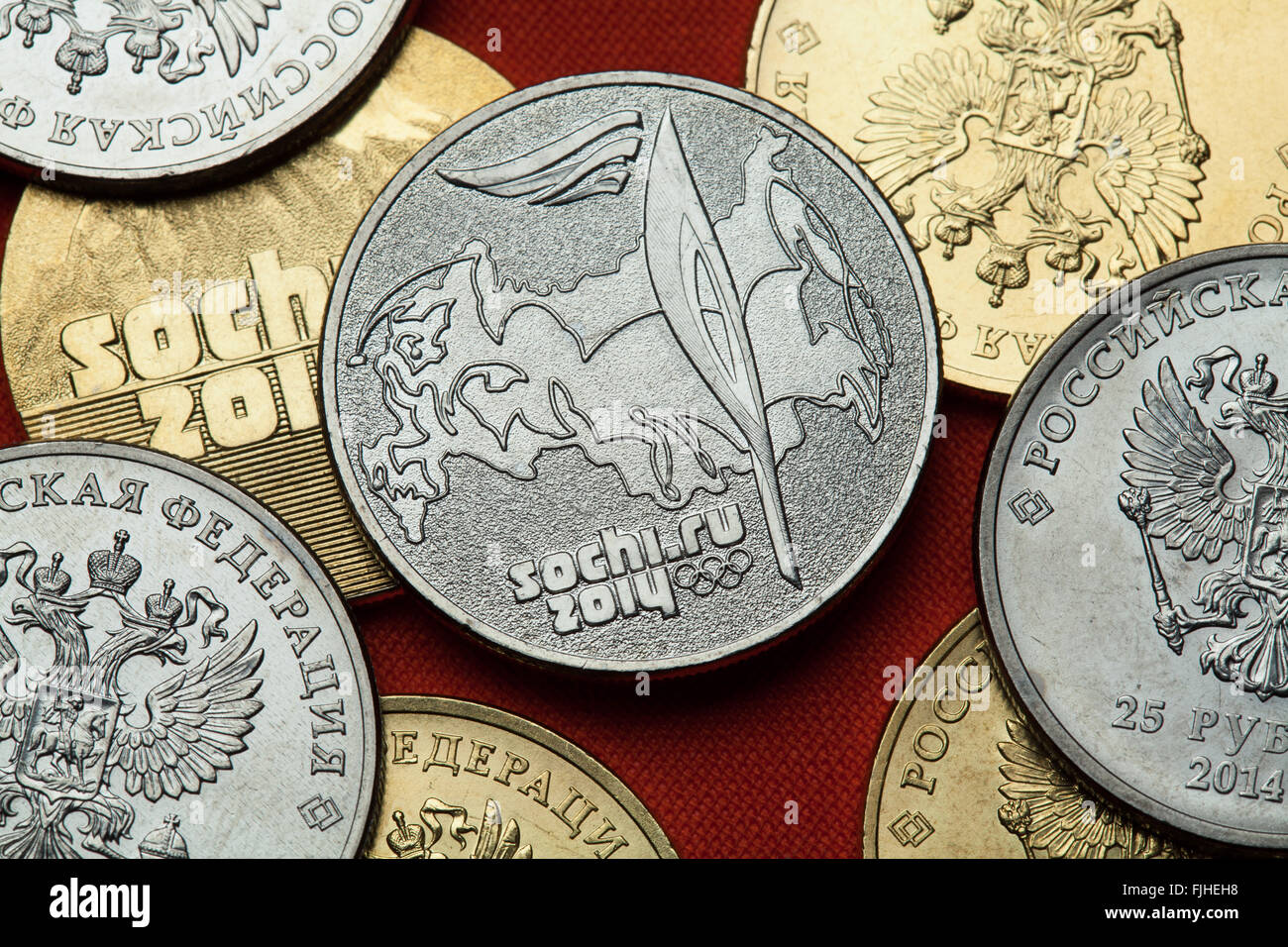 Coins de la Russie. Route des Jeux Olympiques d'hiver de 2014 à Sotchi olympique Relais représenté dans la pièce commémorative russe rouble 25. Banque D'Images