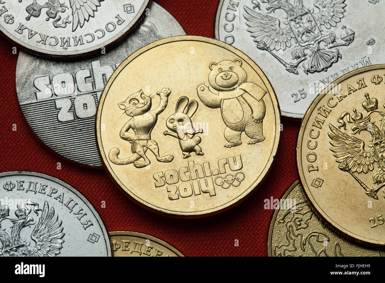 Coins de la Russie. Les mascottes des Jeux Olympiques Jeux Olympiques d'hiver de Sotchi 2014 représenté dans la pièce commémorative russe rouble 25. Banque D'Images