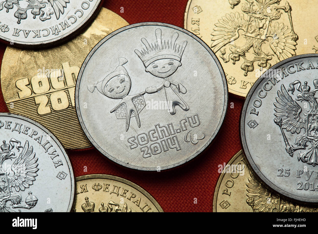 Coins de la Russie. Les mascottes des Jeux paralympiques d'hiver de Sotchi 2014 représenté dans la pièce commémorative russe rouble 25. Banque D'Images