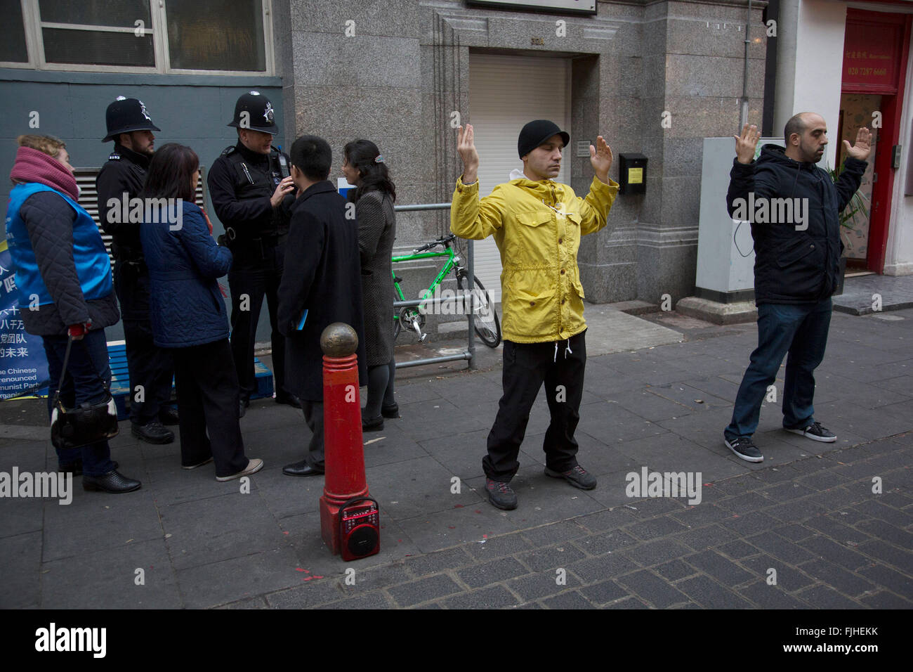 Membres du Falun Gong ou Falun Dafa méditant sur Gerrard Street au centre de Londres, au Royaume-Uni. Le Falun gong demande ce qui suit : le 20 juillet 1999, le Parti communiste chinois (PCC) a lancé la persécution contre le Falun Gong. Au cours des neuf dernières années, 3 168 pratiquants de Falun Gong ont perdu la vie, beaucoup torturé à mort ; 75 d'entre eux étaient des gens de 80 ans, et le plus jeune n'était que de 8 mois. Des milliers de praticiens sont actuellement emprisonnés et torturés dans les camps de travaux forcés, les centres de détention et prisons. Les récoltes d'organes d'un même CCP vivant de Falun Gong pour Profi Banque D'Images